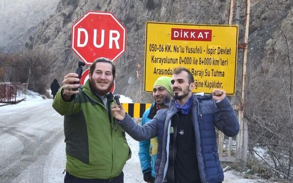 İlçede esnaflık yapan Erhan Koçak, &quot;Son zamanlarda zaten Yusufeli çok gündemde olan bir ilçe; İstanbul&#x27;dan, Ankara&#x27;dan ve başka illerden çok sayıda YouTuberlar geliyor. Buraların videolarını çekerek belgesel gibi yayınlıyorlar&quot; dedi. - Sputnik Türkiye