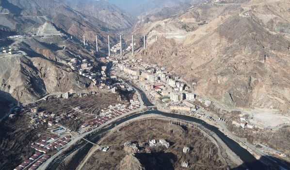 Artvin&#x27;in Yusufeli ilçesinde Çoruh Nehri üzerinde yapımı tamamlanan, kemer baraj sınıfında 275 metreyle gövde yüksekliğiyle Türkiye&#x27;nin birinci, dünyanın beşinci en yüksek barajı olan Yusufeli Barajı su tutmaya devam ediyor. - Sputnik Türkiye