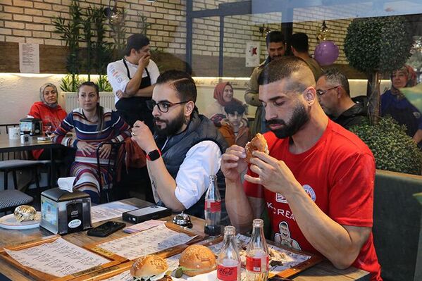 Avustralyalı Webby, ülke ülke gezerek yemek yarışmalarına katılıyor
 - Sputnik Türkiye