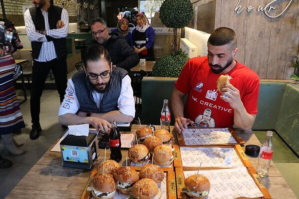 Avustralyalı Webby, ülke ülke gezerek yemek yarışmalarına katılıyor
 - Sputnik Türkiye