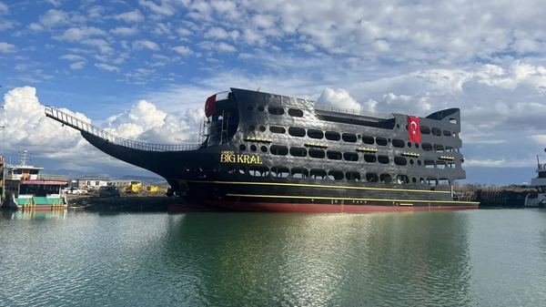 Antalya'da yapımı tamamlanan ve dünyanın en büyük tur teknesi olma özelliğini taşıyan bin ton ağırlığındaki 'Big Kral' suya indirildi. - Sputnik Türkiye