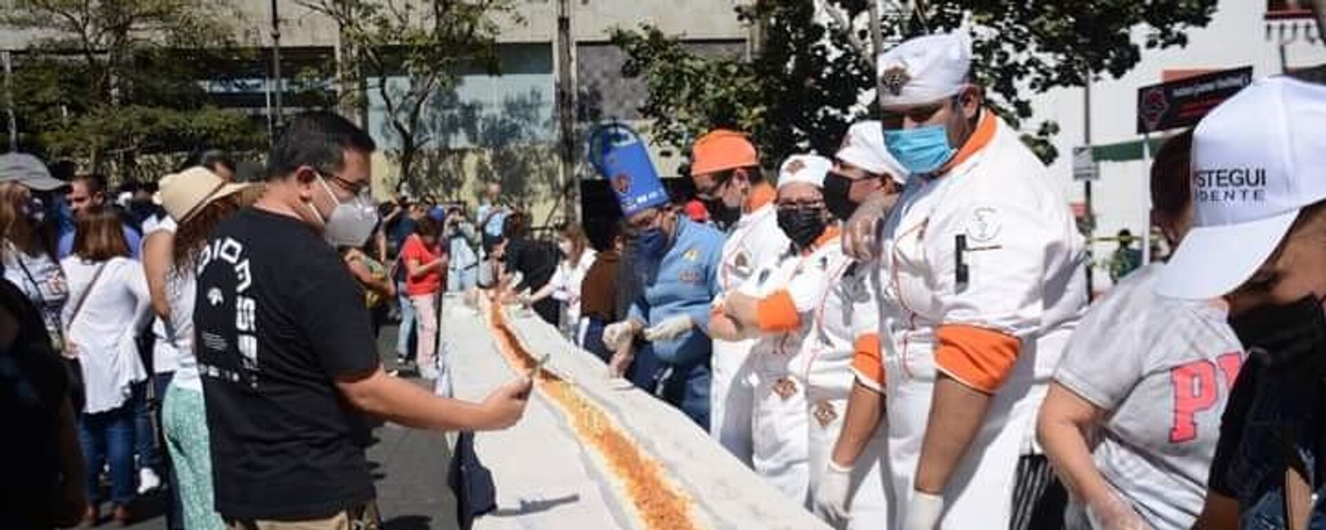 Meksika’nın Morelos eyaletinde dünyanın en uzun takosu yapıldı. Tek parça lavaşın kullanıldığı 'tako' 70 metre 40 santimetre uzunluğuyla Guinness Rekoru kırdı. - Sputnik Türkiye, 1920, 31.01.2023