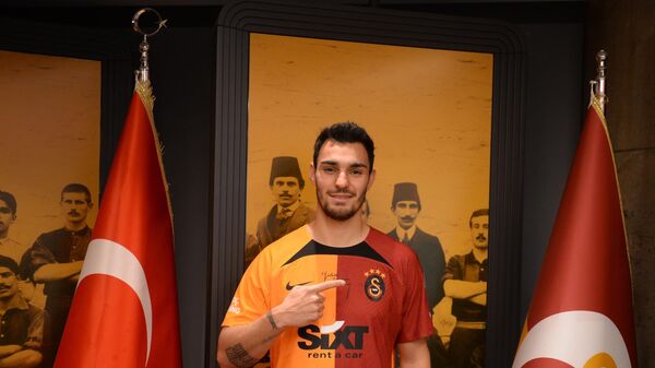 Galatasaray Kulübü, milli futbolcu Kaan Ayhan'ın satın alma opsiyonuyla kiralandığını duyurdu. - Sputnik Türkiye