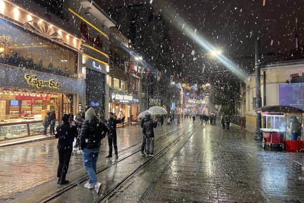 Taksim'de de yılın ilk karı yağdı. - Sputnik Türkiye