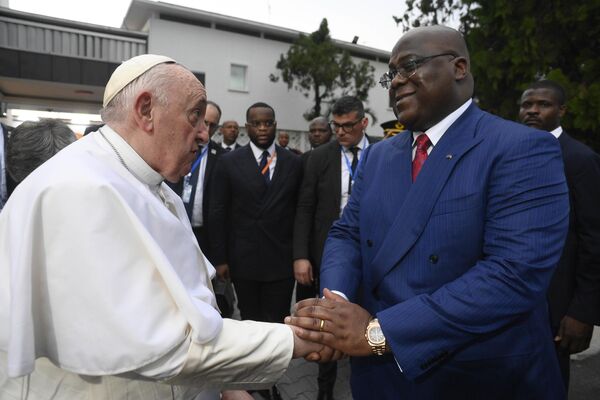 Papa Francis, ilk olarak başkent Kinşasa’daki Başkanlık Sarayı Palace of the Nation’da Demokratik Kongo Cumhuriyeti Cumhurbaşkanı Felix Tshisekedi ile bir araya geldi. - Sputnik Türkiye