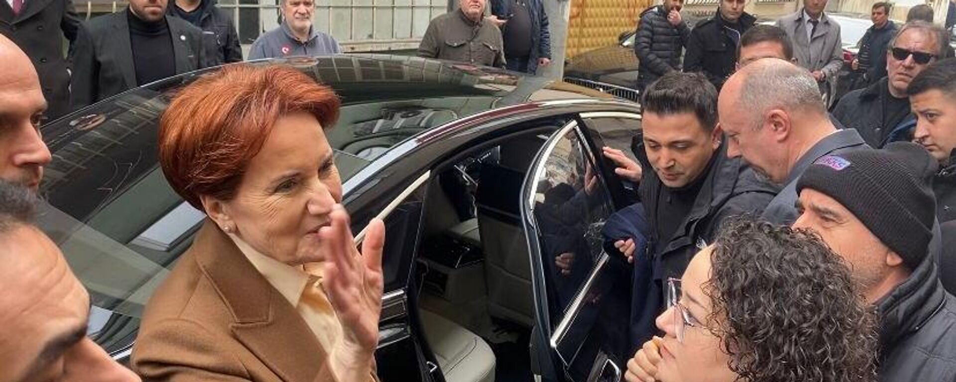  İYİ Parti Genel Başkanı Meral Akşener, silahlı saldırı sonucu hayatını kaybeden eski Ülkü Ocakları Eğitim ve Kültür Vakfı Başkanı Sinan Ateş'in ailesine taziye ziyaretinde bulundu. - Sputnik Türkiye, 1920, 02.02.2023