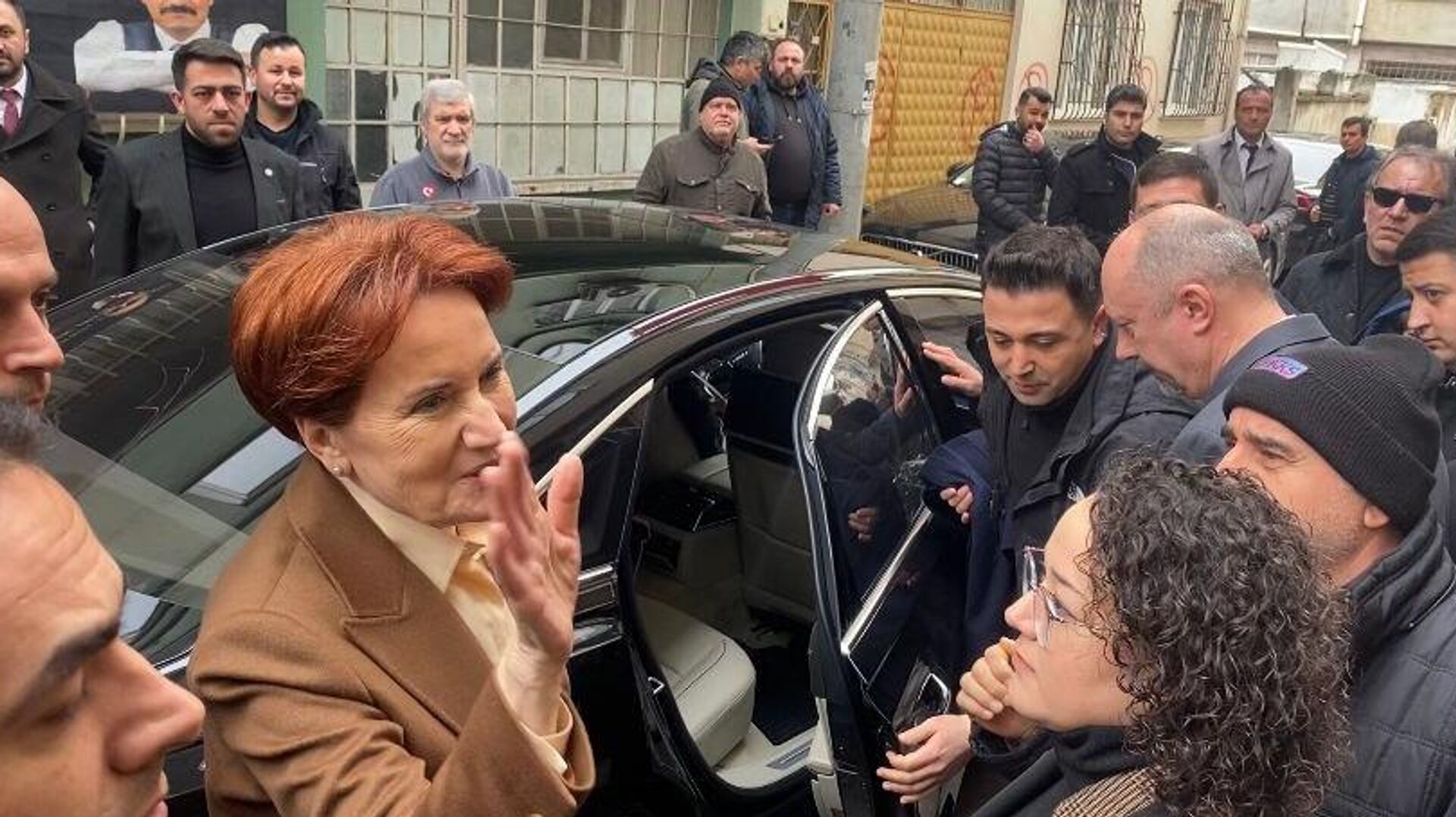  İYİ Parti Genel Başkanı Meral Akşener, silahlı saldırı sonucu hayatını kaybeden eski Ülkü Ocakları Eğitim ve Kültür Vakfı Başkanı Sinan Ateş'in ailesine taziye ziyaretinde bulundu. - Sputnik Türkiye, 1920, 02.02.2023