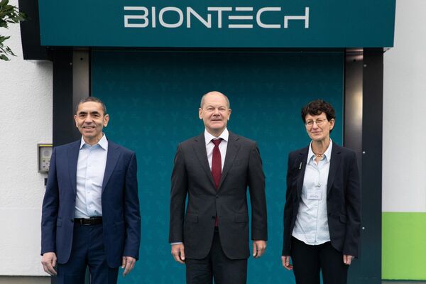 BioNTech&#x27;ten yapılan açıklamada, inşaatı tamamlanan tesise 40 milyon euro yatırım yapılacağı belirtildi.  Açıklamada, kanser ve bulaşıcı hastalıklara yönelik mRNA bazlı ilaçları için ihtiyaç duyulan plazmit DNA bileşenlerinin çoğunun bu tesiste üretileceği aktarıldı. - Sputnik Türkiye