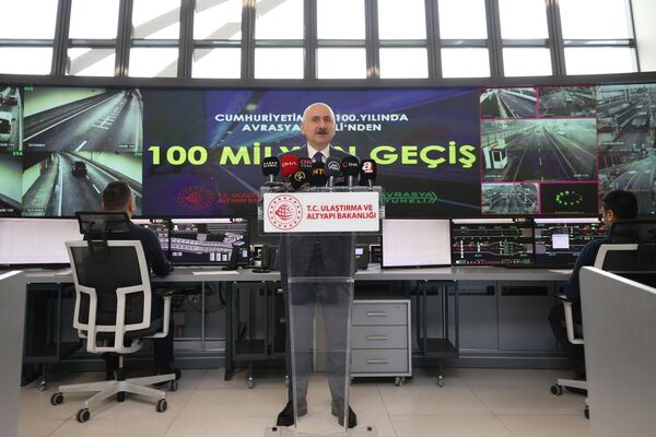Avrasya Tüneli'nden geçen 100 milyonuncu araca ödül - Sputnik Türkiye