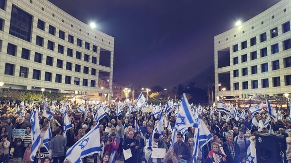 srail'in başkenti Tel Aviv'de bir araya gelen binlerce kişi, Başbakan Binyamin Netanyahu hükümetinin yargıyı zayıflatma girişimlerini ve aşırı sağcı politikalarını protesto etti. - Sputnik Türkiye