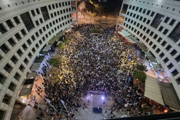 srail'in başkenti Tel Aviv'de bir araya gelen binlerce kişi, Başbakan Binyamin Netanyahu hükümetinin yargıyı zayıflatma girişimlerini ve aşırı sağcı politikalarını protesto etti. - Sputnik Türkiye
