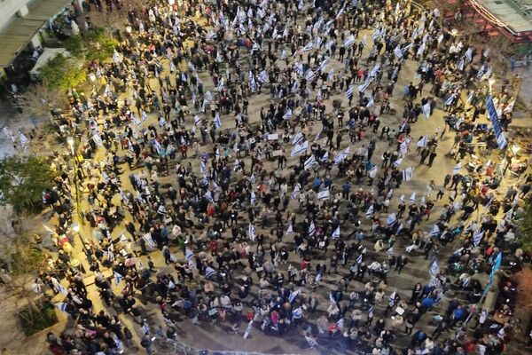 srail'in başkenti Tel Aviv'de bir araya gelen binlerce kişi, Başbakan Binyamin Netanyahu hükümetinin yargıyı zayıflatma girişimlerini ve aşırı sağcı politikalarını protesto etti. - Sputnik Türkiye