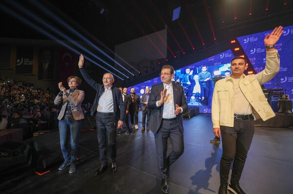 CHP Gençlik Kolları Genel Başkanı Gençosman Killik&#x27;in de konuşma yaptığı programa, İstanbul Büyükşehir Belediye Başkanı Ekrem İmamoğlu, CHP il yöneticileri ve CHP Gençlik Kolları teşkilatları ile gençler katıldı. - Sputnik Türkiye