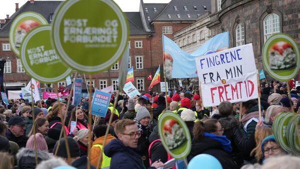 Danimarka’nın başkenti Kopenhag’da binlerce kişi, artan savunma harcamalarının finanse edilmesine yardımcı olmak amacıyla hükümetin resmi tatil olan Büyük Dua Günü’nü iptal etme planını protesto etti. - Sputnik Türkiye