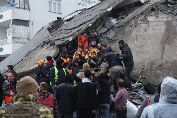 AFAD, 7.4 büyüklüğündeki depreme ilişkin, Dışişleri Bakanlığı ile yapılan görüşmelerde ERCC (Acil Müdahale Koordinasyon Merkezi) üzerinden kentsel arama ve kurtarma alanında uluslararası yardım çağrısında bulunulduğunu açıkladı. - Sputnik Türkiye