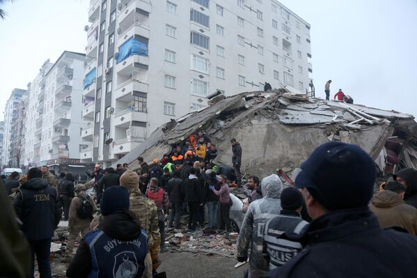 Depremin ardından Kahramanmaraş, Adıyaman, Kilis, Şanlıurfa, Diyarbakır, Adana, Osmaniye, Gaziantep, Malatya ve Hatay'da binalar yıkıldı. - Sputnik Türkiye