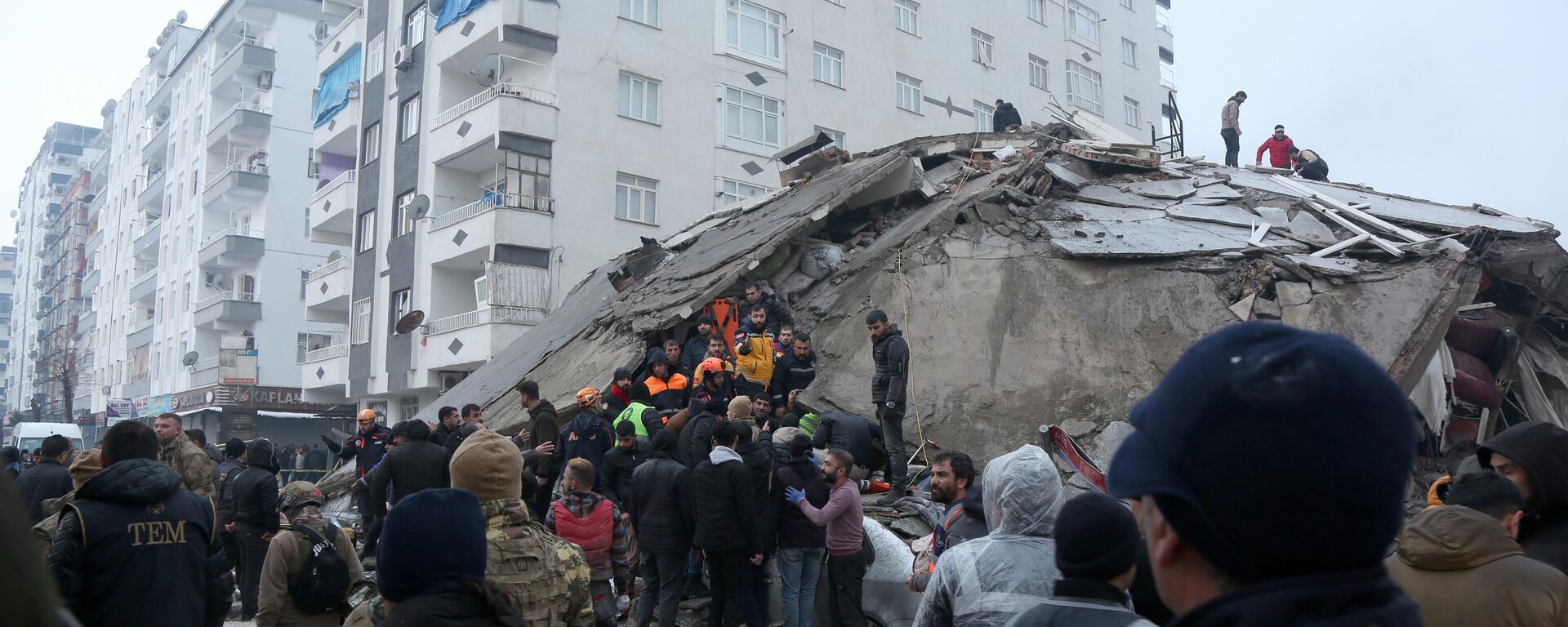 Depremin ardından Kahramanmaraş, Adıyaman, Kilis, Şanlıurfa, Diyarbakır, Adana, Osmaniye, Gaziantep, Malatya ve Hatay'da binalar yıkıldı. - Sputnik Türkiye, 1920, 08.02.2023