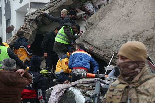 Cumhurbaşkanı Recep Tayyip Erdoğan, sosyal medya üzerinden paylaştığı mesajda İlgili tüm birimlerimiz AFAD koordinasyonunda teyakkuz halindedir. Depremden etkilenen bölgelere arama kurtarma ekiplerimiz ivedilikle sevk edilmiştir dedi. - Sputnik Türkiye