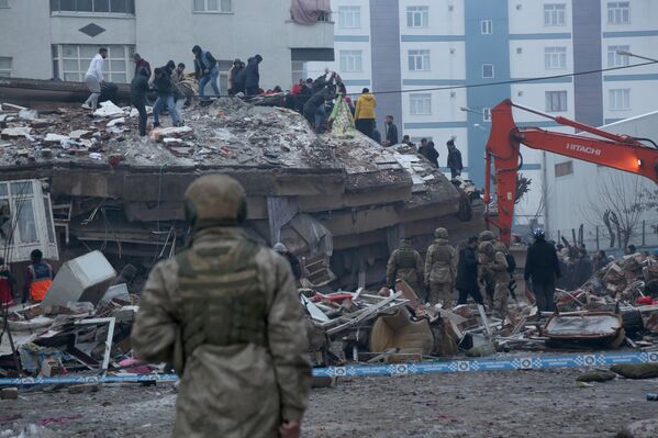 Yabancı ajanslar sarsıntıyı 'bölgede son yılların en büyük depremi' olarak tanımladı. Deprem, Suriye ve Lübnan'dan Gürcistan'a kadar hissedildi. - Sputnik Türkiye