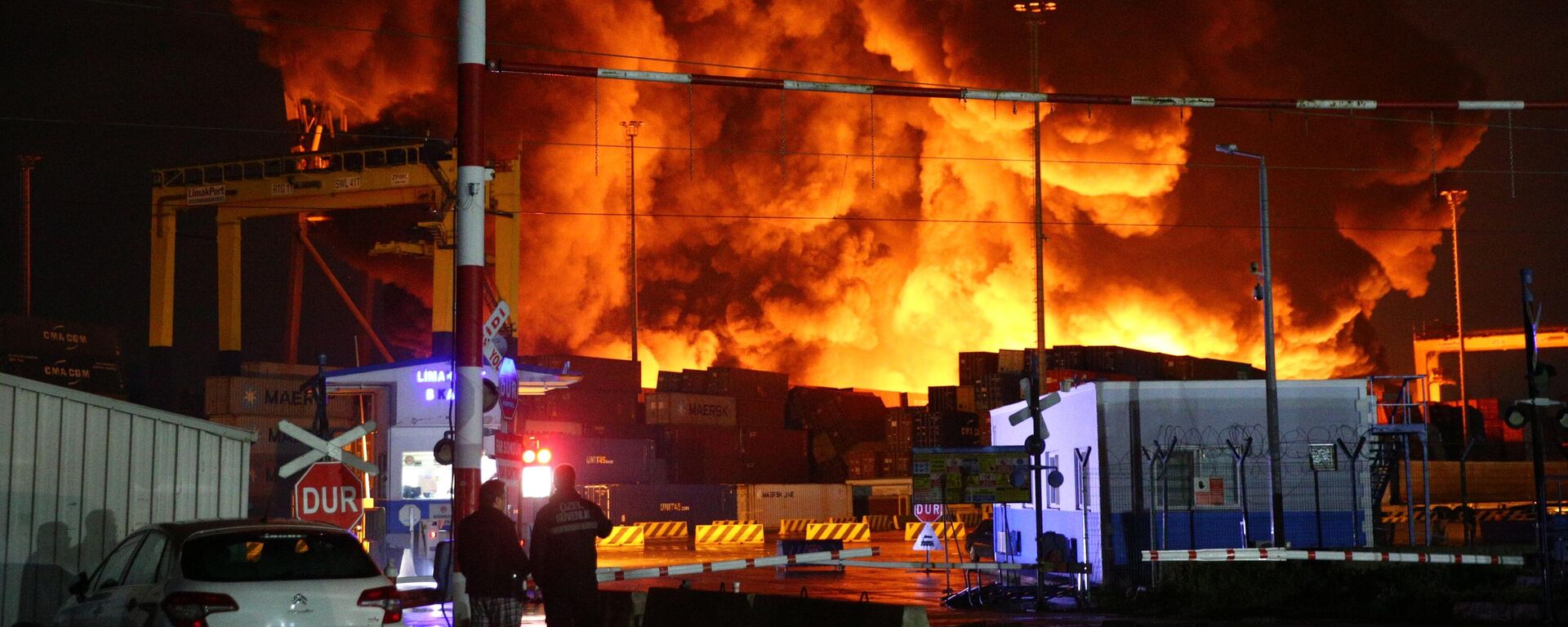 İskenderun Limanı'nda dün depremin ardından devrilen konteynerlerde çıkan yangın sürüyor. - Sputnik Türkiye, 1920, 08.02.2023