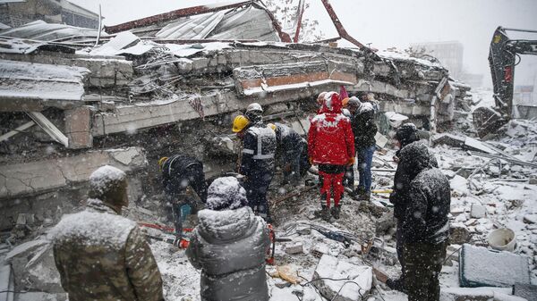 Kahramanmaraş merkezli dün meydana gelen depremlerin ardından Malatya'da başlatılan arama kurtarma çalışmaları sürüyor. Ekipler, Buhara Caddesi'ndeki çalışmalarını sürdürdü.
 - Sputnik Türkiye