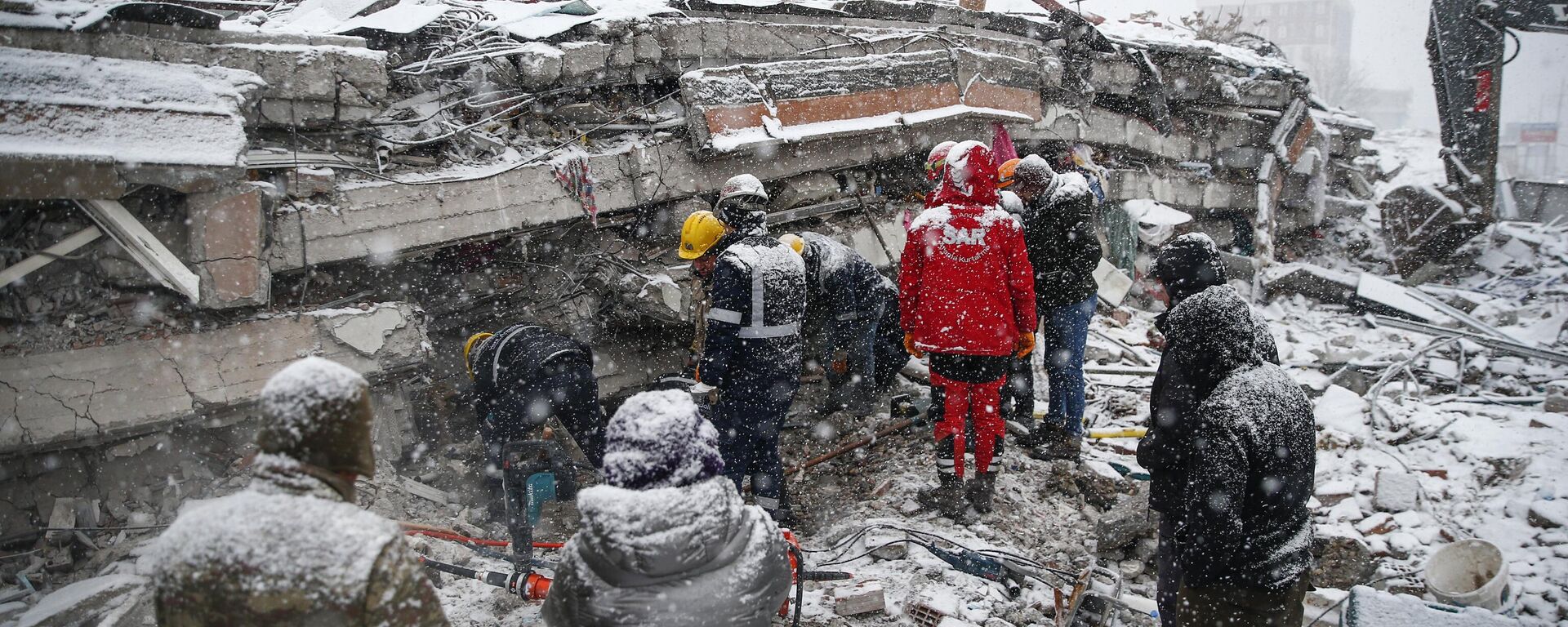 Kahramanmaraş merkezli dün meydana gelen depremlerin ardından Malatya'da başlatılan arama kurtarma çalışmaları sürüyor. Ekipler, Buhara Caddesi'ndeki çalışmalarını sürdürdü.
 - Sputnik Türkiye, 1920, 07.02.2023