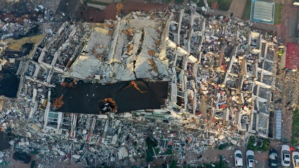 Kahramanmaraş merkezli, 10 ili etkileyen 7.7 ve 7.6 büyüklüğündeki depremlerin ardından, Hatay'ın Antakya ilçesi Karasu Mahallesi'ndeki yıkılan binada arama kurtarma çalışmaları sürüyor. - Sputnik Türkiye