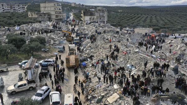 Kahramanmaraş merkezli, 10 ili etkileyen 7,7 ve 7,6 büyüklüğündeki depremler Suriye'nin İdlib bölgesinde de yıkıma neden oldu. - Sputnik Türkiye
