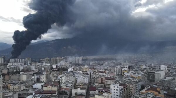 Kahramanmaraş merkezli, 10 ili etkileyen 7,7 ve 7,6 büyüklüğündeki depremlerin ardından Hatay'ın İskenderun ilçesindeki limanda dev bir yangın meydana geldi. - Sputnik Türkiye