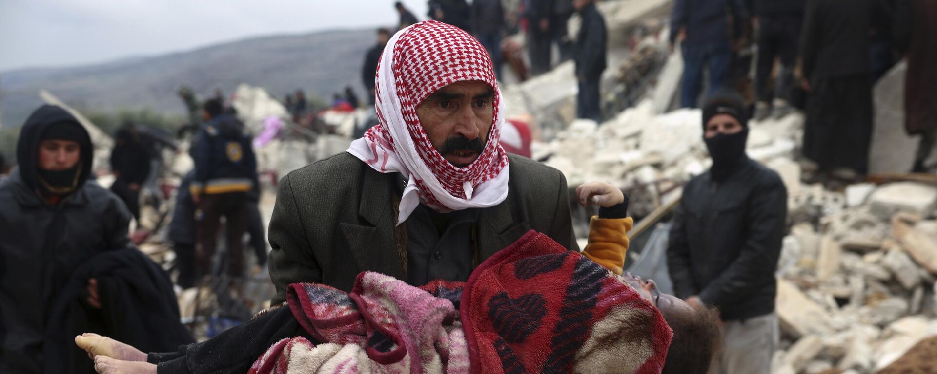 Kahramanmaraş merkezli, 10 ili etkileyen 7,7 ve 7,6 büyüklüğündeki depremler Suriye'nin İdlib bölgesinde de yıkıma neden oldu. - Sputnik Türkiye, 1920, 07.02.2023