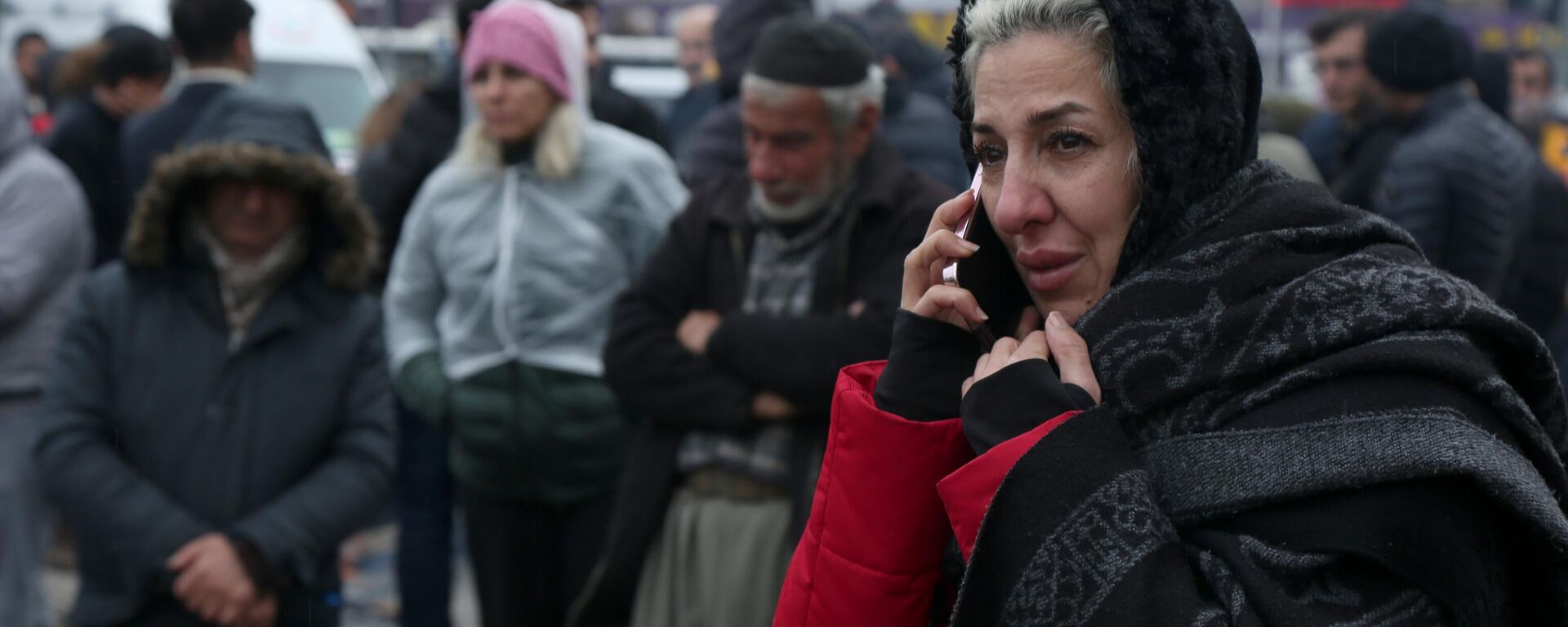 Diyarbakır’da, yıkılan binaların enkazında arama kurtarma çalışmaları devam ederken, ailelerin de bekleyişi sürüyor. Kardeşi enkaz altından çıkarılan ve şuan enkaz altında olan ablasını bekleyen Suna Ertekin, “Kardeşime sarılsaydı o da yaşıyor olacaktı” dedi. - Sputnik Türkiye, 1920, 07.02.2023