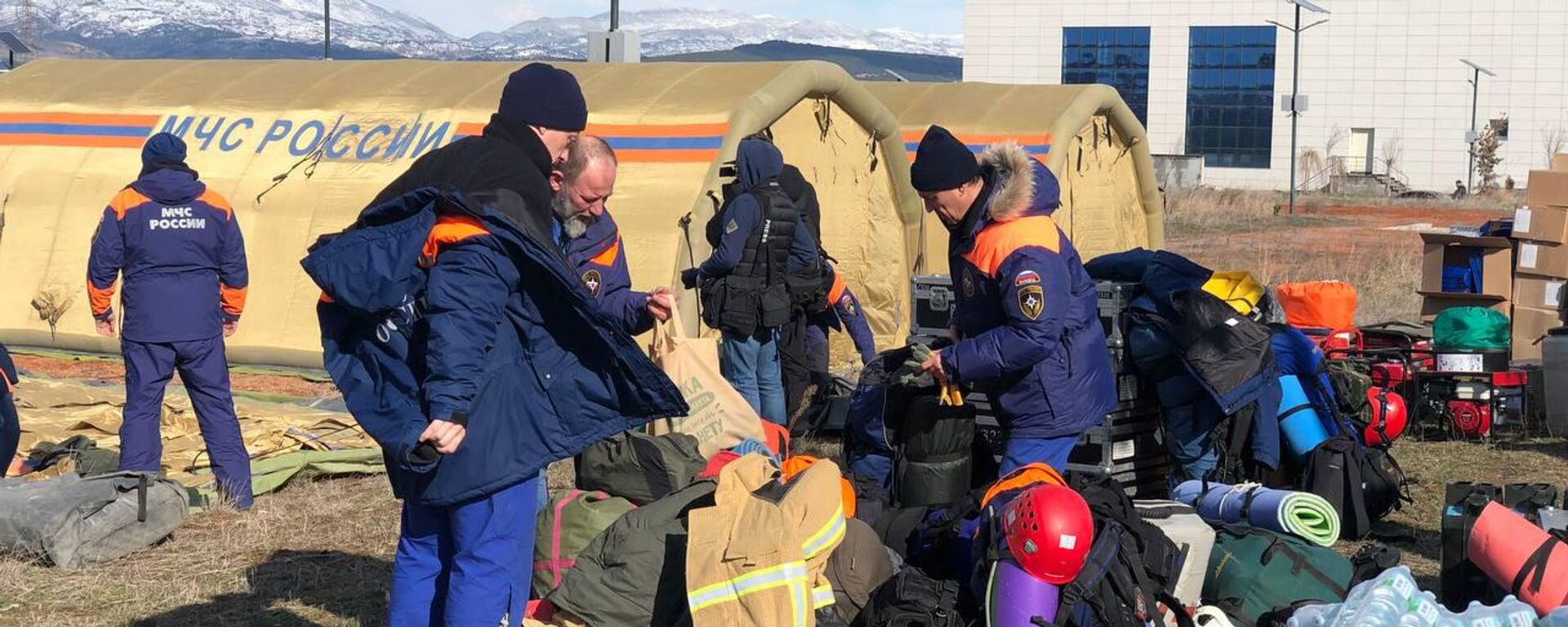 Rusya Acil Durumlar Bakanlığına ait arama kurtarma ekipleri ile arama köpekleri deprem bölgesinde  - Sputnik Türkiye, 1920, 07.02.2023