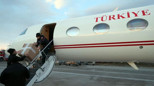 Arama kurtarma ve sağlık ekipleri ile yardım malzemelerini Adıyaman ve Kahramanmaraş'a ulaştıran Cumhurbaşkanlığına ait 2 uçak bölgedeki yaralıları Ankara'ya getiriyor. - Sputnik Türkiye