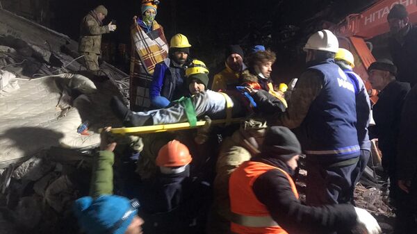 Kahramanmaraş merkezli depremlerden etkilenen illerden olan Malatya’da 45 saat sonra enkaz altında kalan 1 kadın daha sağ olarak kurtarıldı. - Sputnik Türkiye