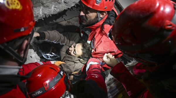 Kahramanmaraş merkezli ve 10 ili etkileyen depremlerde Hatay'ın merkezinde bulunan Uğur Mumcu Caddesi'nde yıkılan bir apartmanın enkazından bir kadın 46 saat sonra sağ olarak çıkarıldı. - Sputnik Türkiye