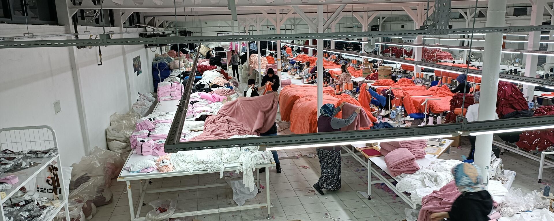 Battaniye dikenler, ekmek pişirenler, dükkan gelirini bağışlayanlar: Tüm Türkiye seferber oldu - Sputnik Türkiye, 1920, 14.08.2025