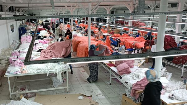 Battaniye dikenler, ekmek pişirenler, dükkan gelirini bağışlayanlar: Tüm Türkiye seferber oldu - Sputnik Türkiye