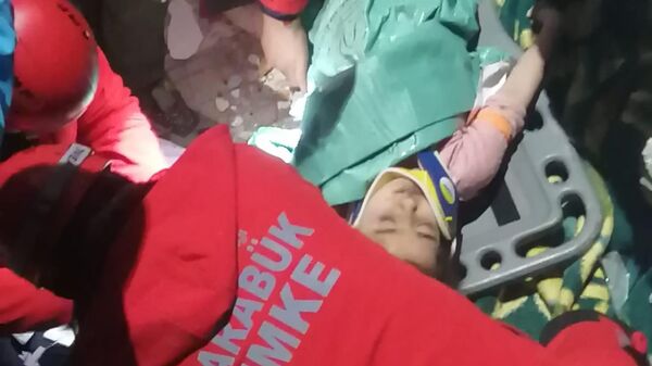 Adıyaman'da deprem sonrası enkaz altında kalan anne ve iki kızı 66 saat sonra Karabük UMKE ekipleri tarafından sağ olarak kurtarılarak hastaneye kaldırıldı. - Sputnik Türkiye
