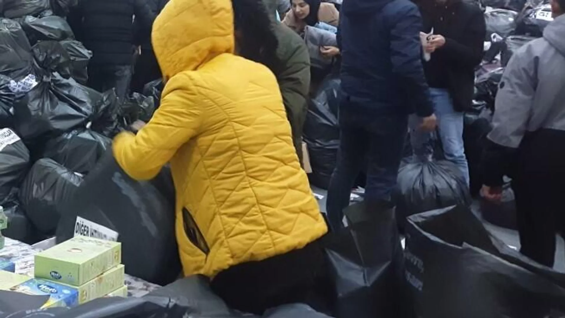 Deprem için toplanan yardım malzemelerini çaldığı iddia edilen 4 kadın belediye çalışanı hakkında soruşturma Deprem için toplanan yardım malzemelerini çaldığı iddia edilen 4 kadın belediye çalışanı hakkında soruşturma - Sputnik Türkiye, 1920, 09.02.2023