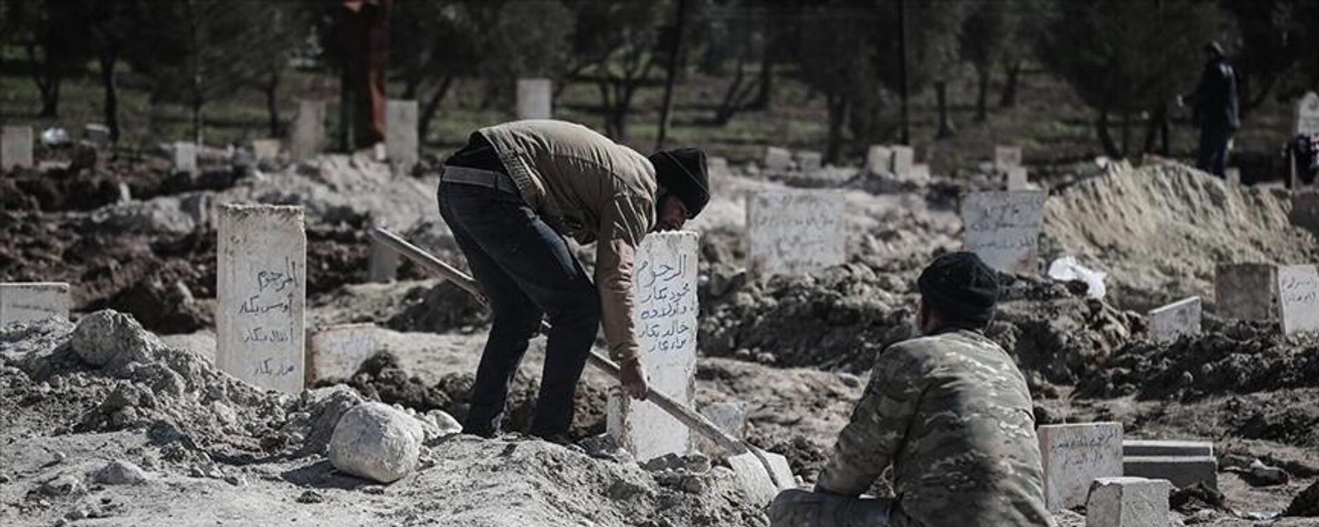 6 Şubat 2023 Kahramanmaraş depremlerinin ölüm ve yıkım getirdiği Suriye'nin Afrin bölgesinde definler için yeni mezarlar açıldı.  - Sputnik Türkiye, 1920, 10.02.2023