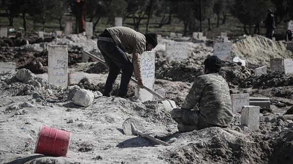 6 Şubat 2023 Kahramanmaraş depremlerinin ölüm ve yıkım getirdiği Suriye'nin Afrin bölgesinde definler için yeni mezarlar açıldı.  - Sputnik Türkiye
