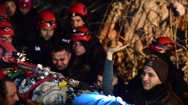Kahramanmaraş’ta meydana gelen depremde anne ile kızı 92 saat sonra sağ olarak kurtarıldı. Hatice enkazdan el sallayarak çıktı, ambulansa binene kadar el sallamaya devam etti. - Sputnik Türkiye
