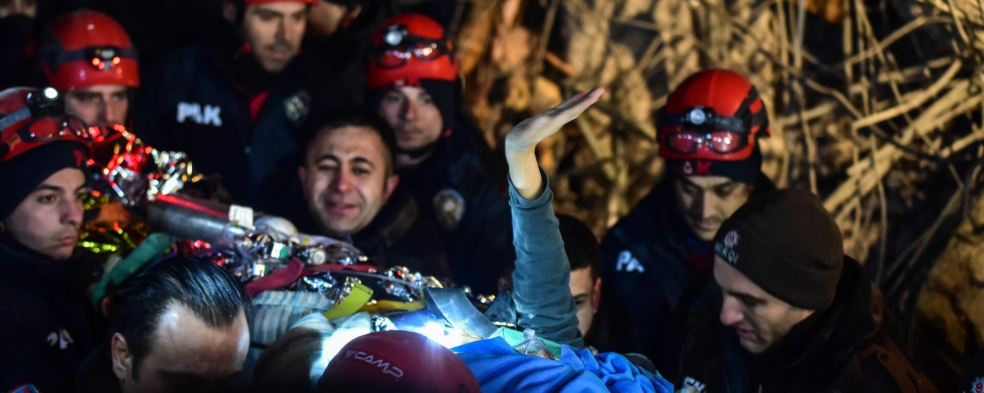 Kahramanmaraş’ta meydana gelen depremde anne ile kızı 92 saat sonra sağ olarak kurtarıldı. Hatice enkazdan el sallayarak çıktı, ambulansa binene kadar el sallamaya devam etti. - Sputnik Türkiye, 1920, 09.02.2023