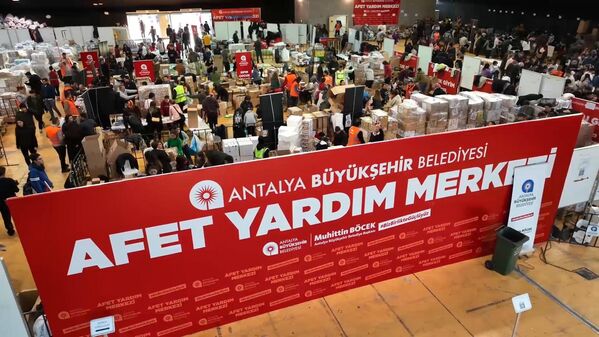 Antalya'ya gelen depremzedeler için ücretsiz giyim mağazası açılacak - Sputnik Türkiye