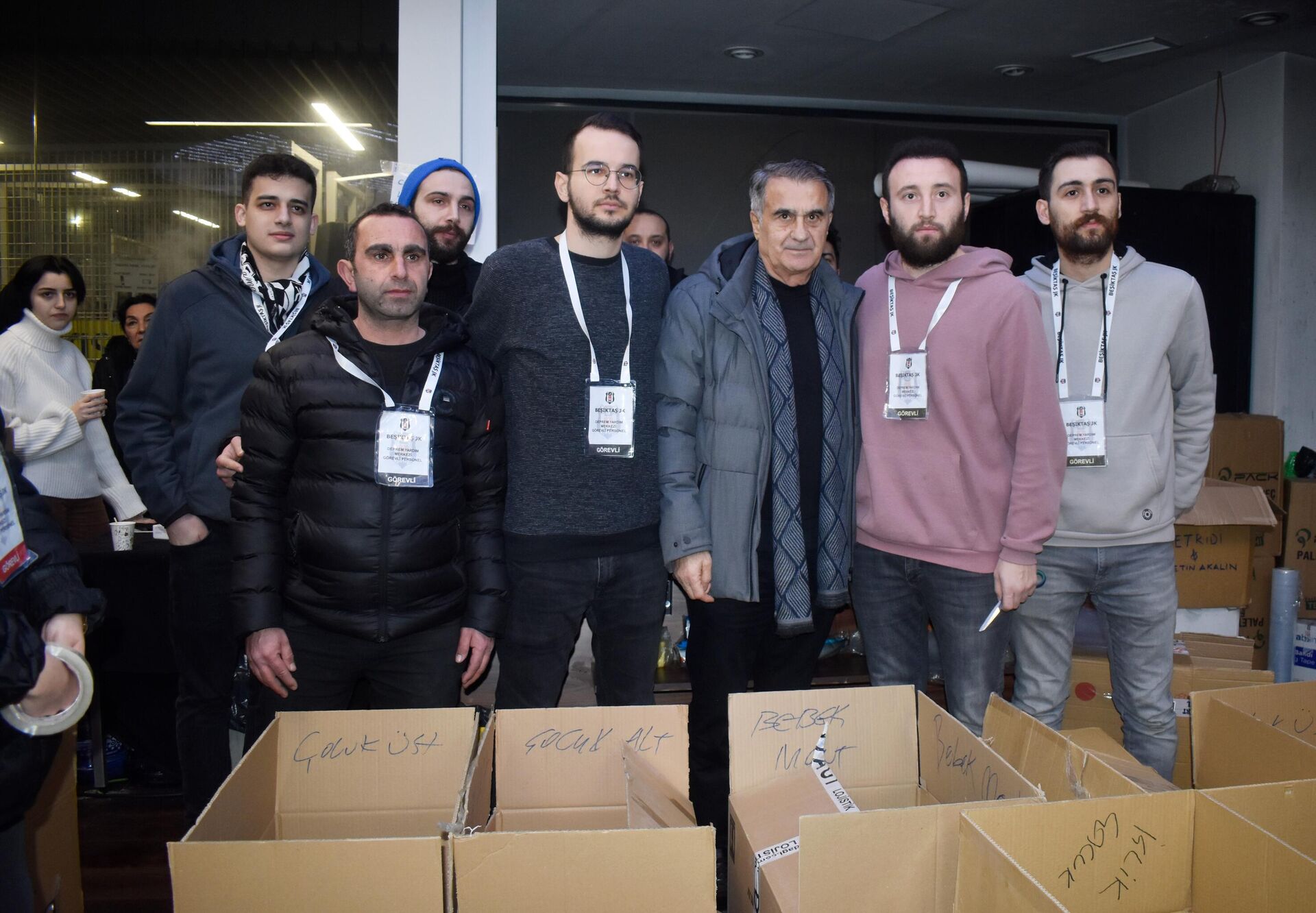 Beşiktaş Teknik Direktörü Şenol Güneş, Vodafone Park Deprem Yardım Merkezi'ne gerçekleştirdiği ziyarette bir araya geldiği gönüllülere, günlerdir büyük bir özveriyle gerçekleştirdikleri çalışmalar nedeniyle teşekkür etti. - Sputnik Türkiye, 1920, 10.02.2023