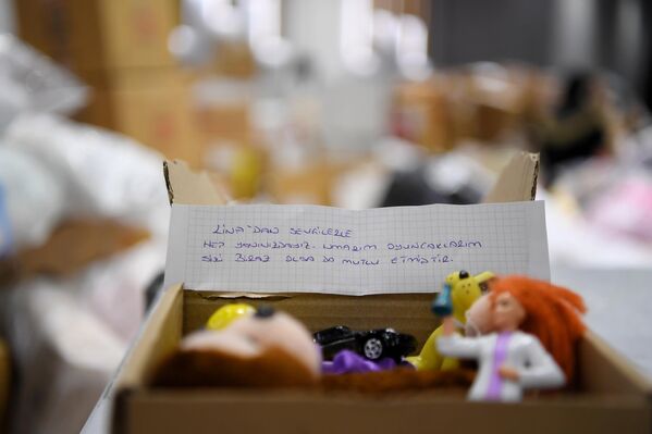 Deprem bölgesine oyuncaklarını gönderen çocukların notları  - Sputnik Türkiye