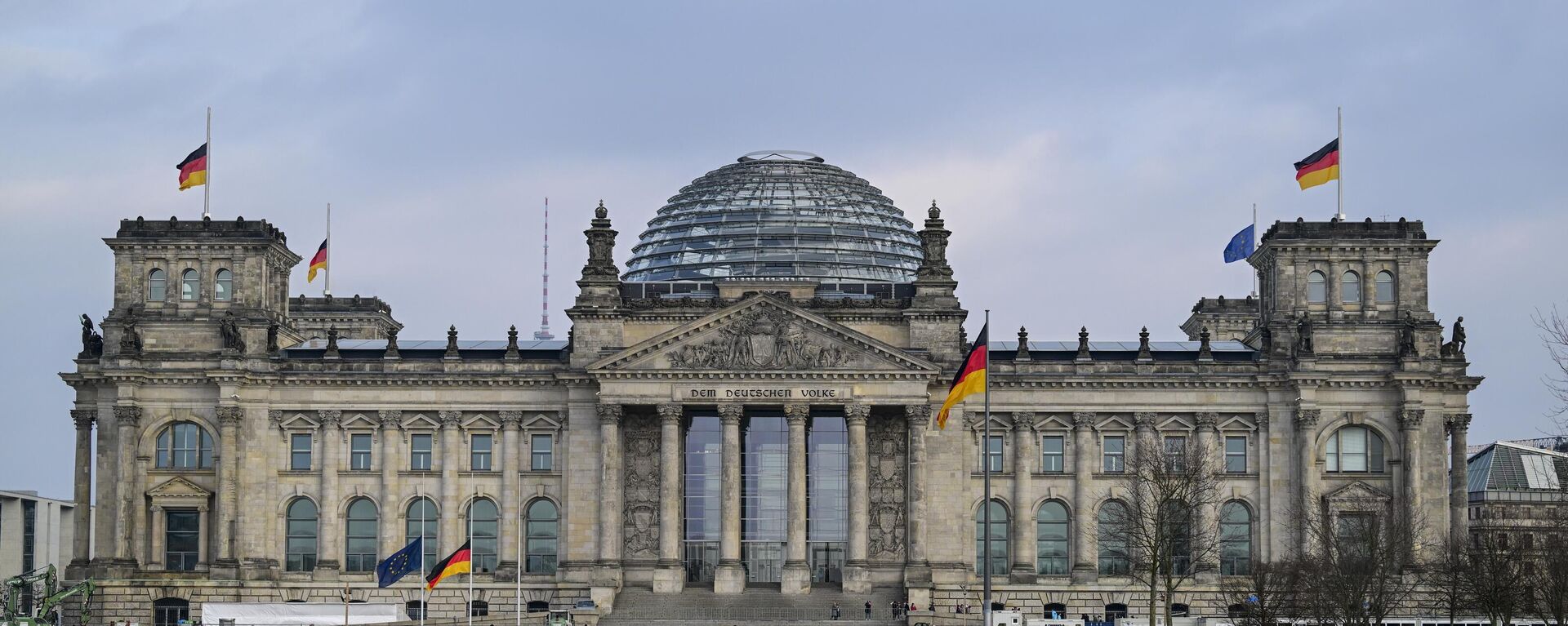 Berlin'de, Almanya Federal Meclisi ve Başbakanlık binasında Kahramanmaraş merkezli 7,7 ve 7,6 büyüklüğündeki depremler nedeniyle bayraklar yarıya indirildi.  - Sputnik Türkiye, 1920, 24.12.2023