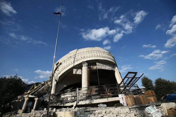 Fransız mimar Leon Benju tarafından 1927 yılında Köprübaşı olarak anılan meydanda inşa edilen ve 1938'den Hatay Devleti'nin Türkiye'ye katıldığı 29 Haziran 1939'a kadar meclis binası olarak hizmet veren yapı yerle bir oldu.  - Sputnik Türkiye