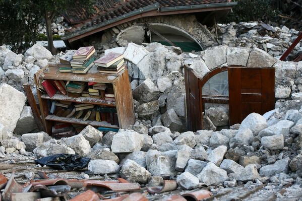  Kentin önemli simgelerinden olan ve 16. yüzyılda Memlükler tarafından inşa edilen Ulu Cami de tamamen yıkıldı. Hatay'ın merkez Antakya ilçesinde Kurtuluş Caddesi'nde bulunan, 16. yüzyılda yapıldığı bilinen tarihi Sarımiye Camisi de depremin yıkıcı etkisinden nasibini aldı.  - Sputnik Türkiye