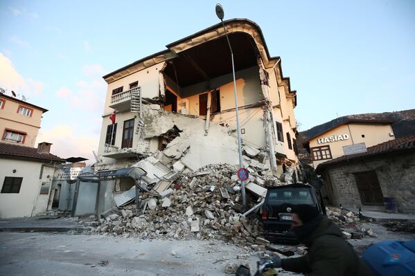 Hatay El Sanatları Teşhir ve Satış Merkezi'nin tarihi binasının ön cephesi yıkıldı.  - Sputnik Türkiye